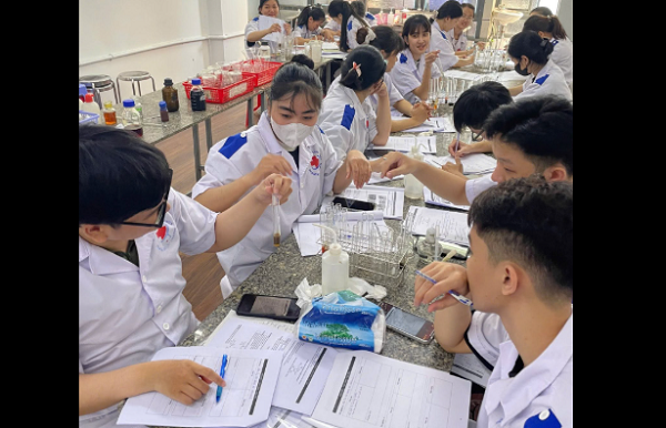 Học ngành Dược bằng khối D07 ra trường làm gì? Mức thu nhập thế nào?