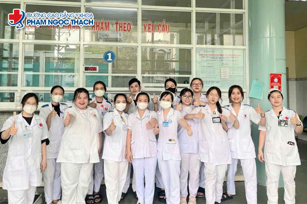 Ngoài kiến thức các môn học, học ngành Y cần có tố chất gì?