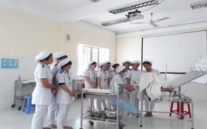 Thí sinh nên cân nhắc học phí, chương trình đào tạo và điều kiện thực hành để chọn trường Hộ sinh phù hợp