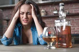 Tại sao bị đau đầu sau khi uống rượu?