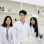 Nên học Cao đẳng Dược hay Đại học Dược? So sánh toàn diện